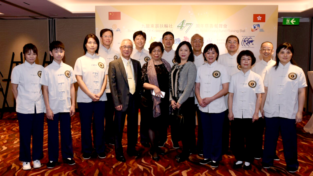 梁錦棠詠春同學會出席東九龍扶輪社慈善晚會，表演詠春標指