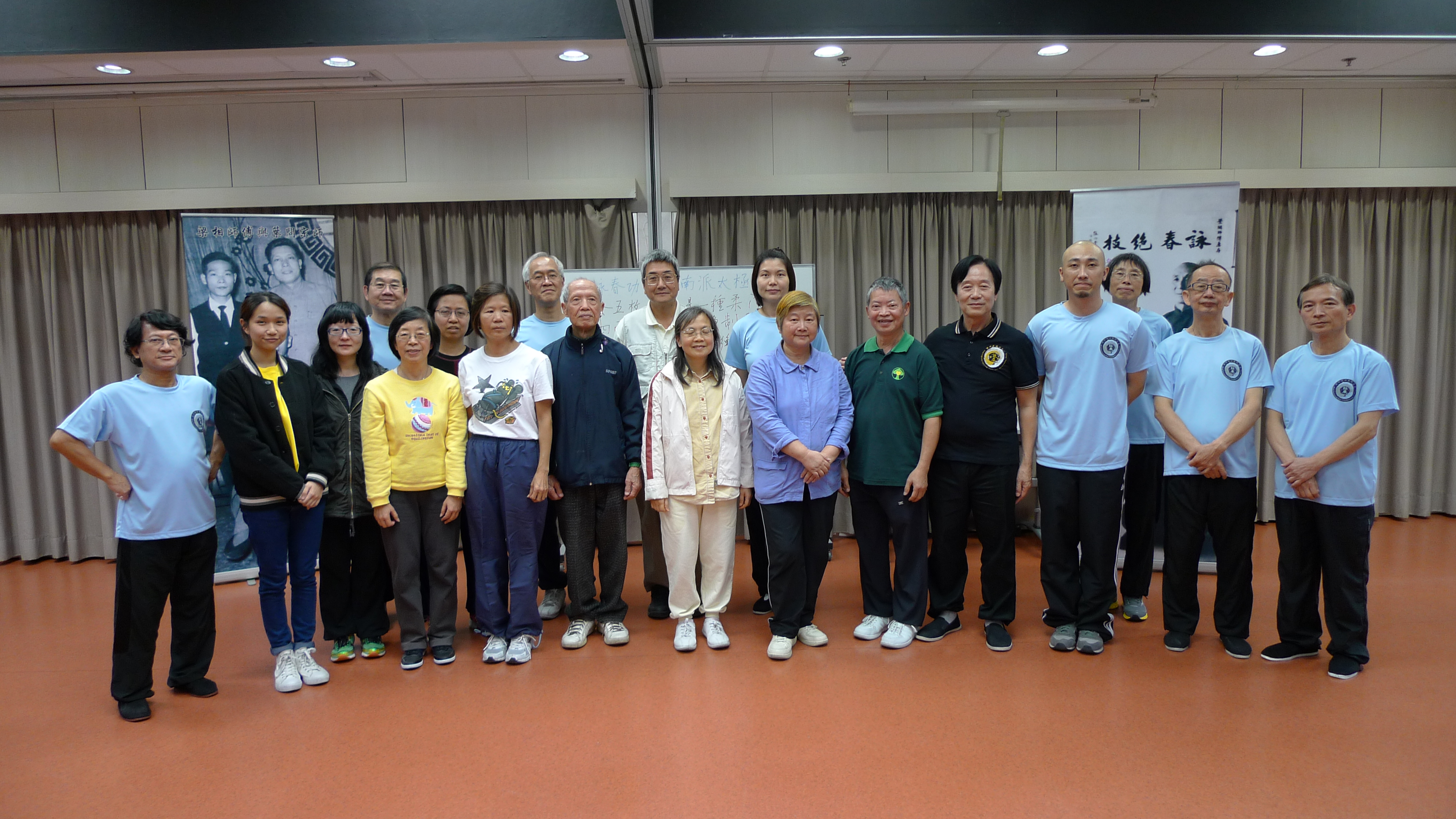 梁錦棠師傅與弟子們義教香港聾人褔利促進會會員詠春拳法
